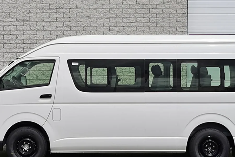 Location VAN – Toyota Hiace 14 Places avec chauffeur