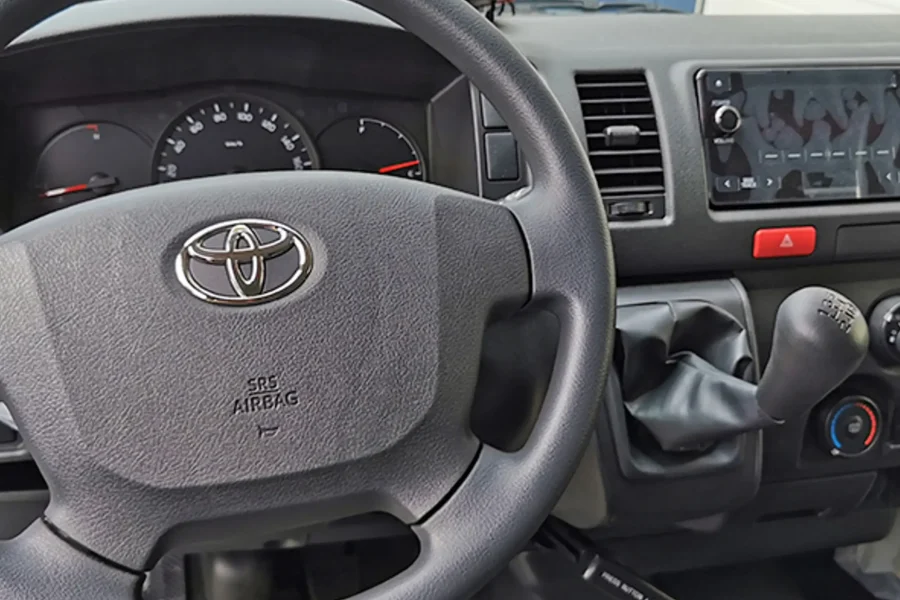 Location VAN – Toyota Hiace 14 Places avec chauffeur