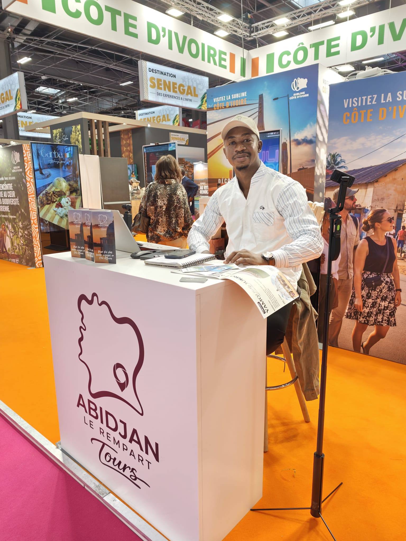 Aymard Landry Zouzoua au stand Abidjan le Rempart Tours