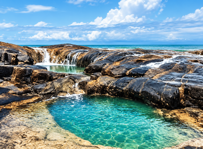 Piscines naturelles entre les rochers en bord de mer, illustration du camping à Grand-Béréby